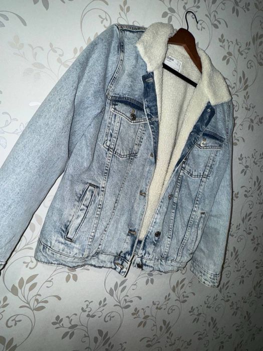 Продам джинсову теплу куртку Bershka
