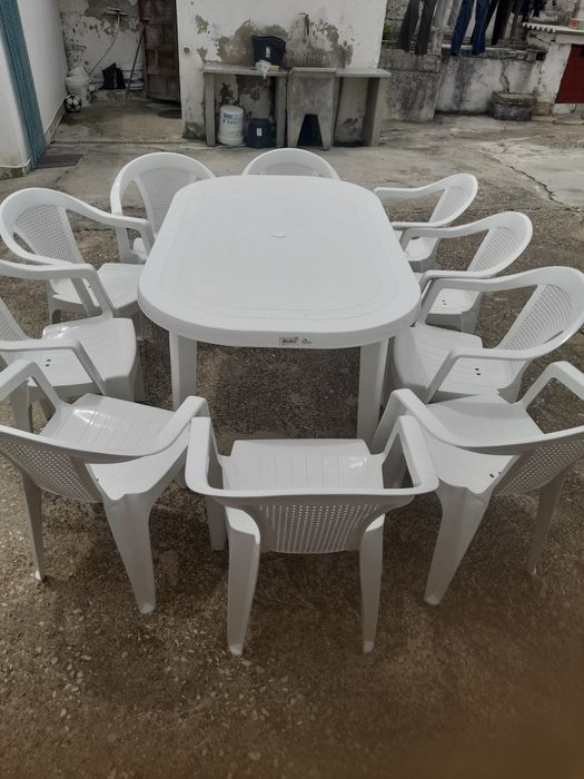 Mesa com 10 cadeiras