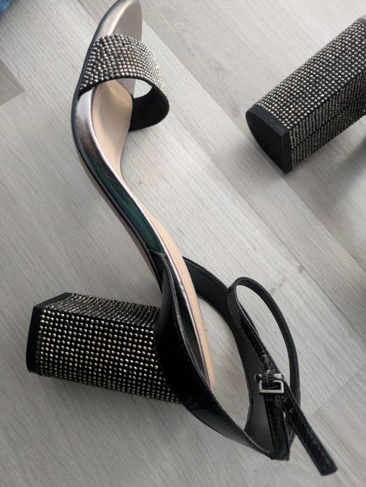 Sandálias pele  pretas e prateadas Aldo 41