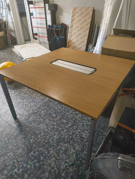 Stół biurowy Kinnarps z mediaportem – 140x140 cm