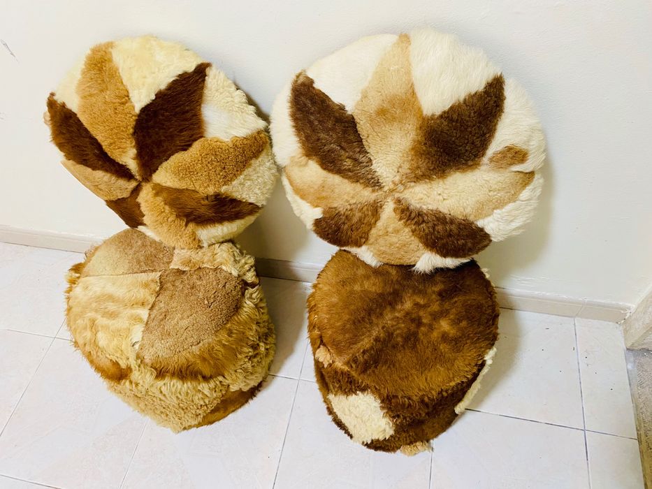 Dois puffes e duas almofadas em pêlo de carneiro