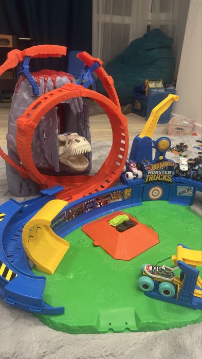 Hotwheels Volcano трек + monster truck в подарунок