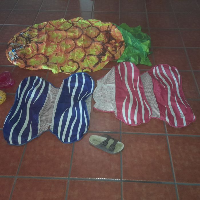 Bóias _piscina (2x redes de água + 1x ananás + set de  bóias para copos)