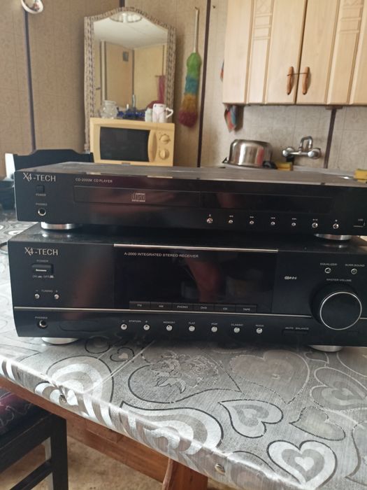 Wieża X4-TECH z odtwarzaczem CD