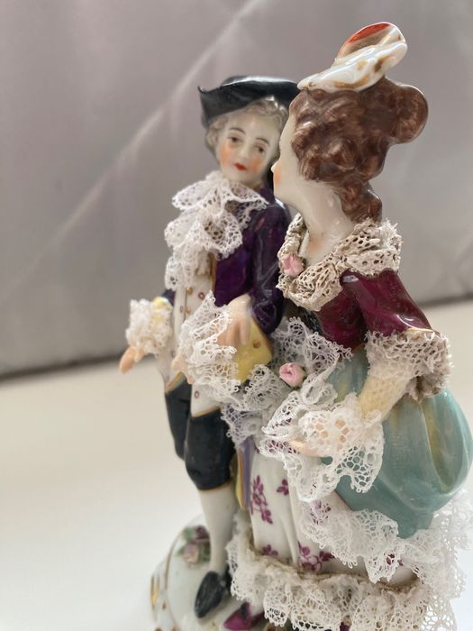 Антикварная фарфоровая статуэтка с кружевом

Германия, конец XIX века