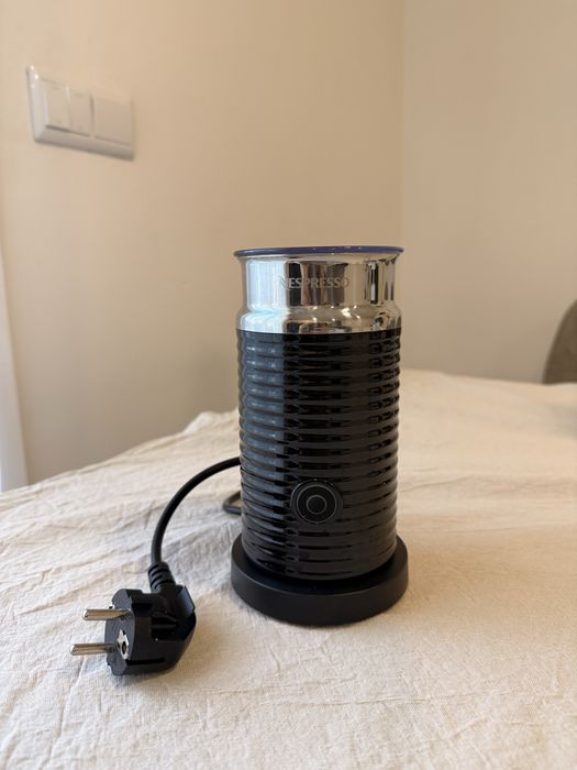 Máquina de café Nespresso Vertuo + Acessórios