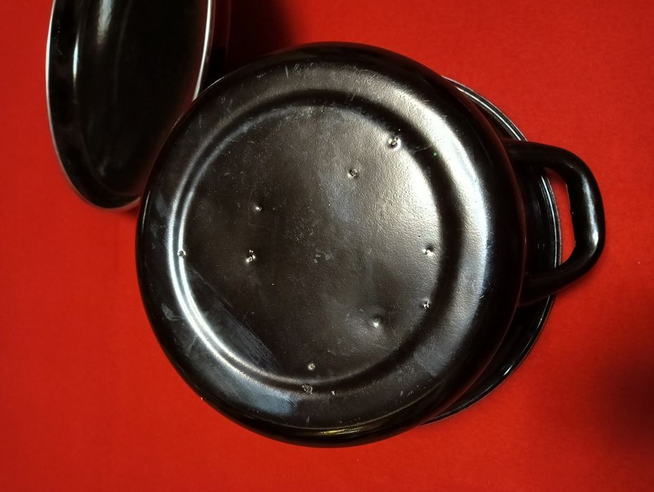 Эмалированная кастрюля на 3 литра.