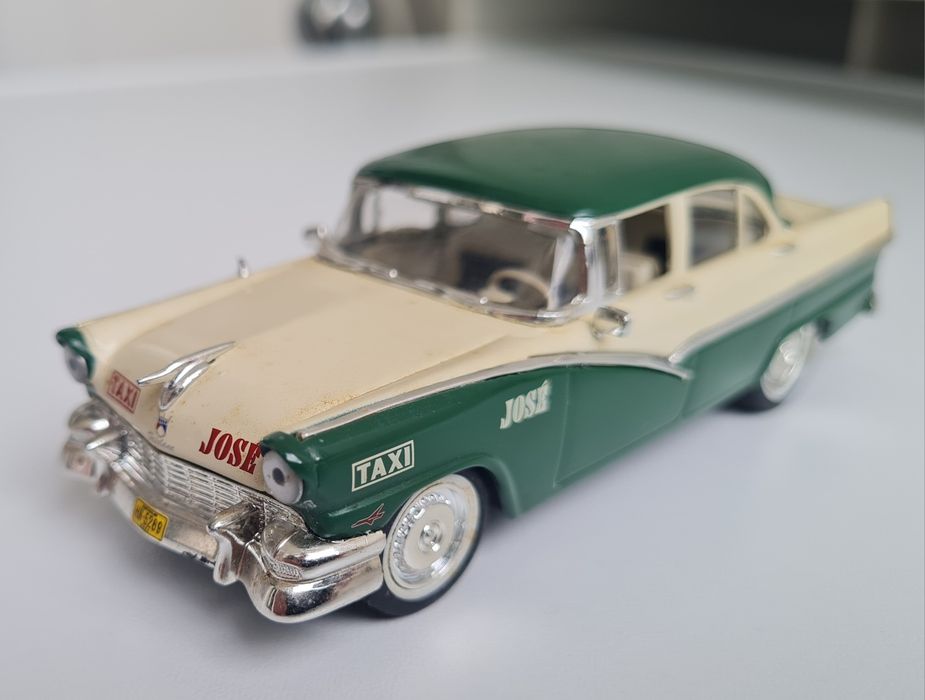 Miniatura diecast "1956 FORD FAIRLANE - HAVANA". Escala: 1:43.