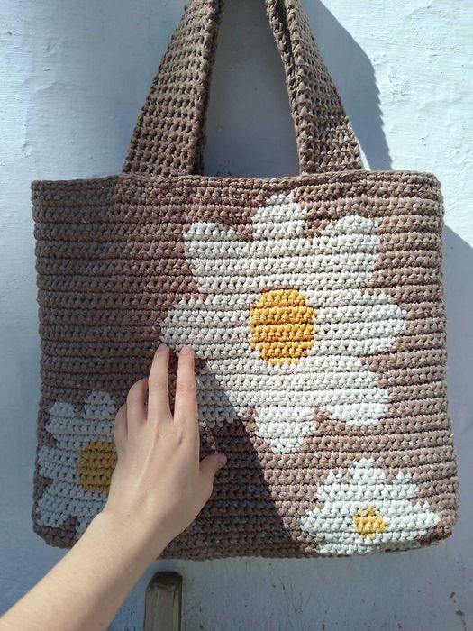 Mala feita à mão em crochet