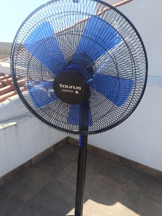 Ventoinha de pé marca Tauros