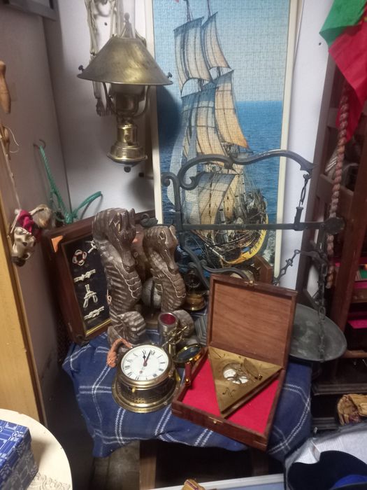 Antiguidades e velharias.