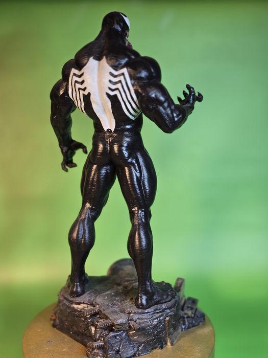 Колекційна фігурка легендарного антигероя Venom висотою 35 см.