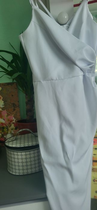 Вишукана вечірня сукня, білого кольору