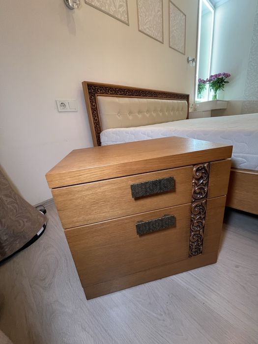 Продається двоспальне деревʼяне ліжко з тумбами і матрасом!