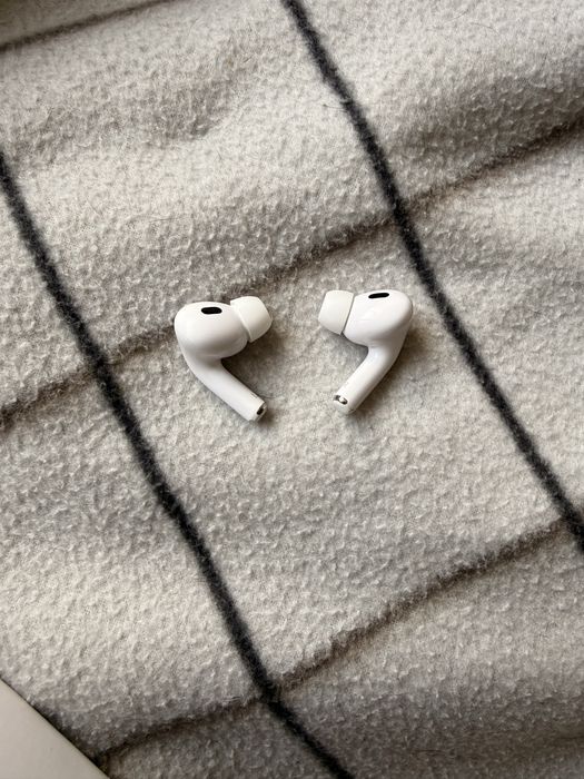 лівий і правий навушник air pods pro 2