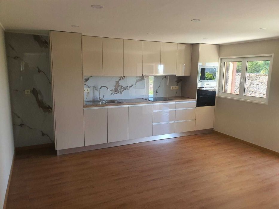 Moradia 4 Frentes Térrea T2 com Garagem Fechada