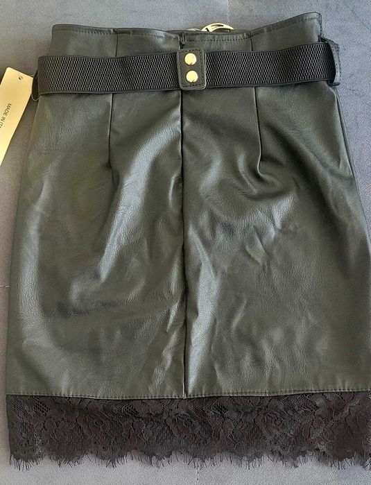 Mini z eko skóry wykończona koronką