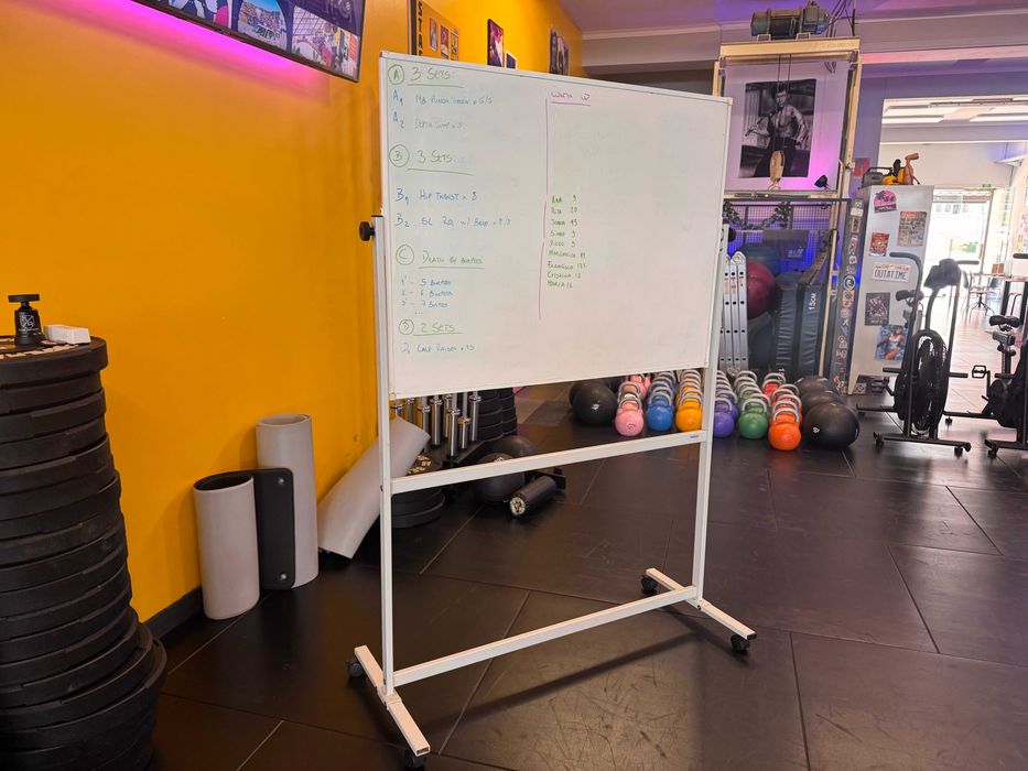 Quadro branco com rodas
