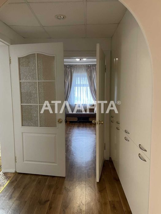 Можно под программы  Дом в Нерубайском с большим участком гараж.