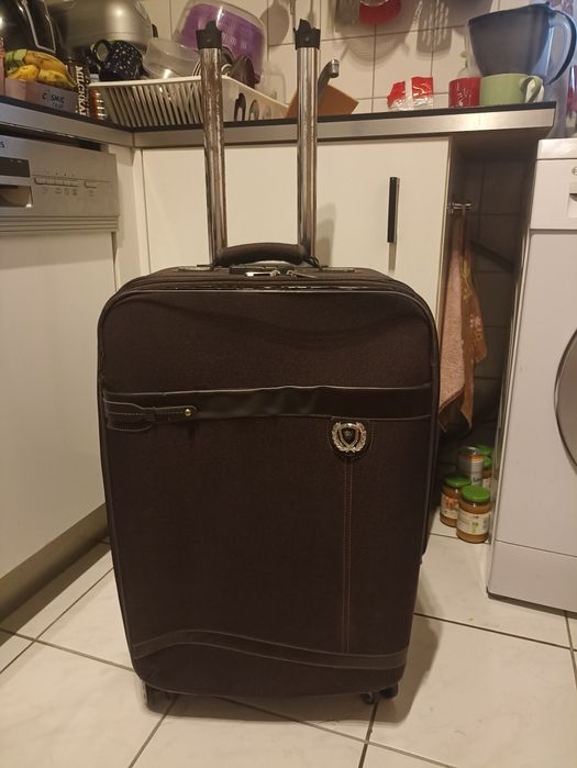 Продам чемодани на колесах