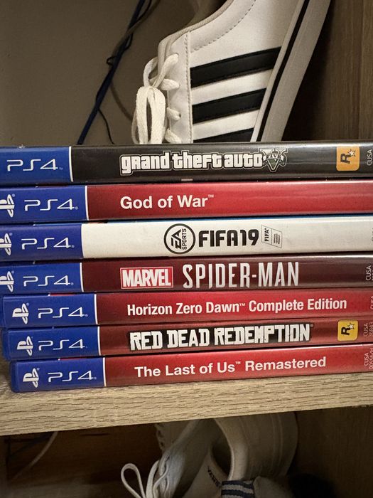 PlayStation 4 – Perfeito Estado | 2 Comandos + 7 Jogos
