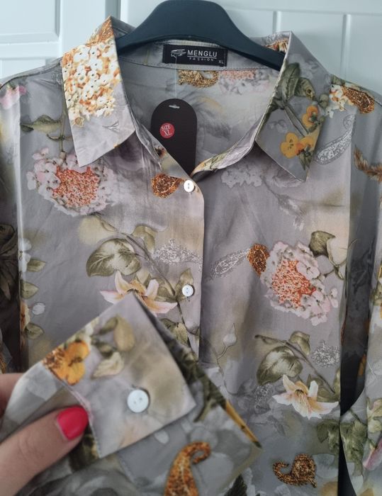 Camisa de manga comprida, acetinada, cinza com flores. XL
