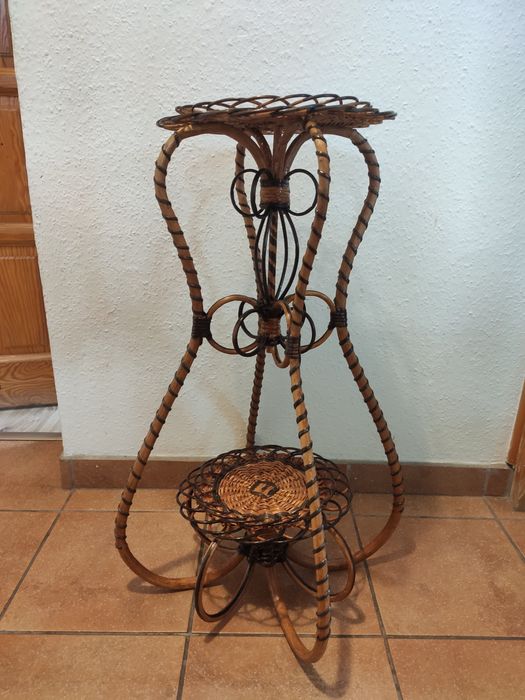 Świecznik wiklinowy .