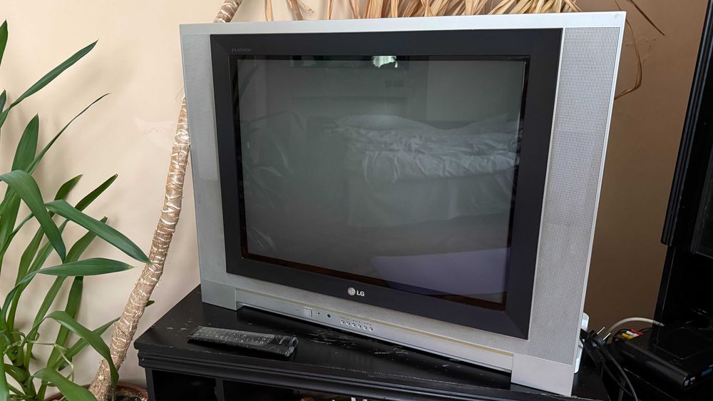 телевізор LG , екран 27 дюймів