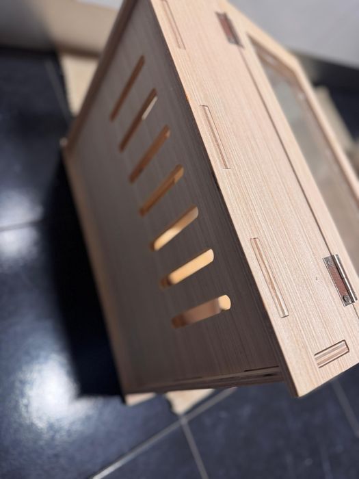 Gaiola em madeira para hamster com oferta de palha e comida