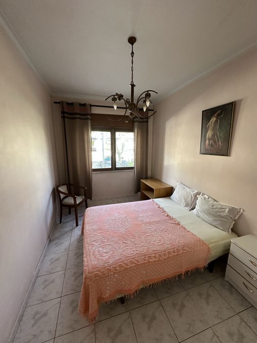 Arrenda-se Quarto/5 minutos da estaçao de Comboio