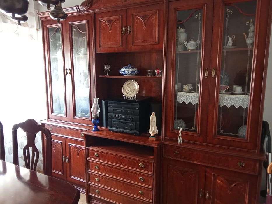 Sala de jantar ,mesa com 4 cadeiras e móvel com muita arrumação