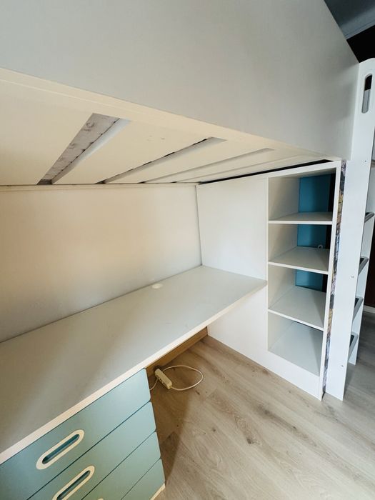 Cama alta com secreatria e roupeiro como nova