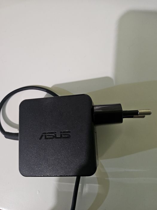 Computador ASUS a funcionar na perfeição