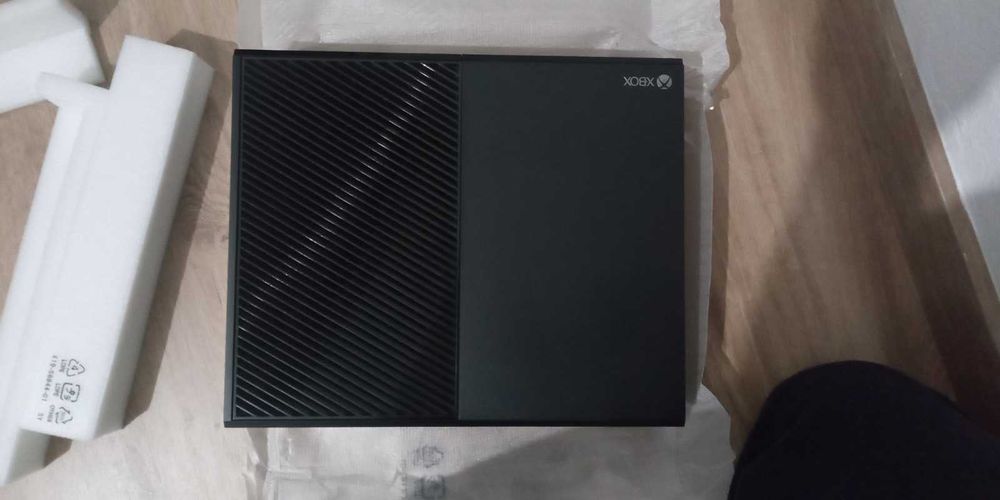 Xbox One 500GB na Caixa + Comando c/ Bateria Recarregável