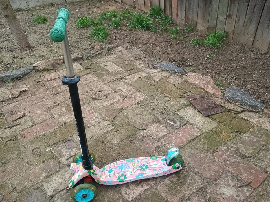 Продам дитячий  самокат для дівчинки