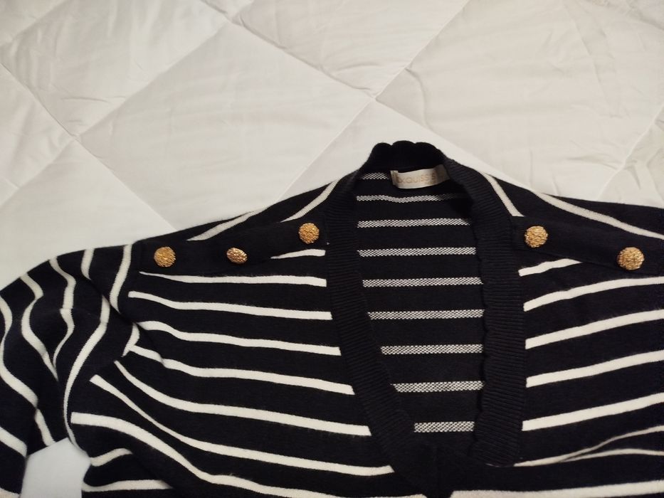 Vendo camisola preta com riscas brancas