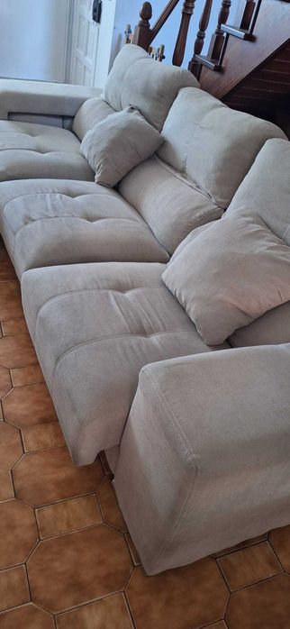 Sofá chaise longue com puffs