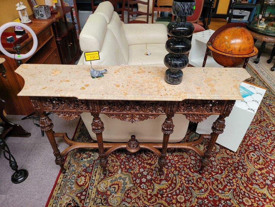 Consola em madeira toda trabalhada com tampo em p