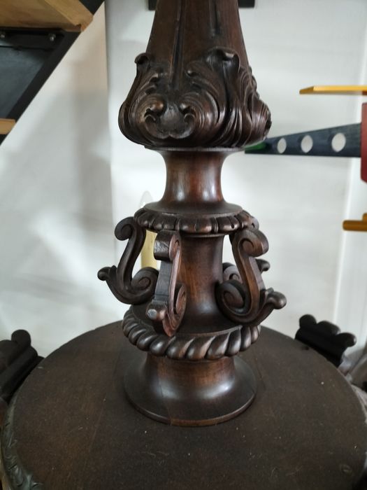 Candeeiro de teto antigo em madeira de nogueira