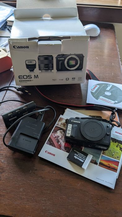 Canon eos M mirrorless