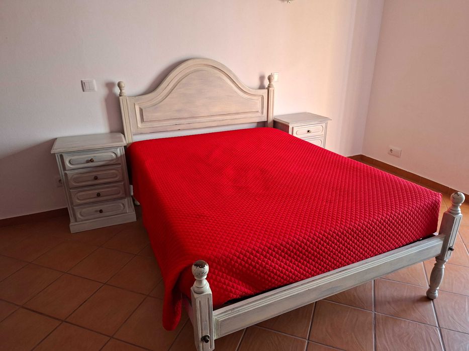 camas de casal em madeira maciça de castanho