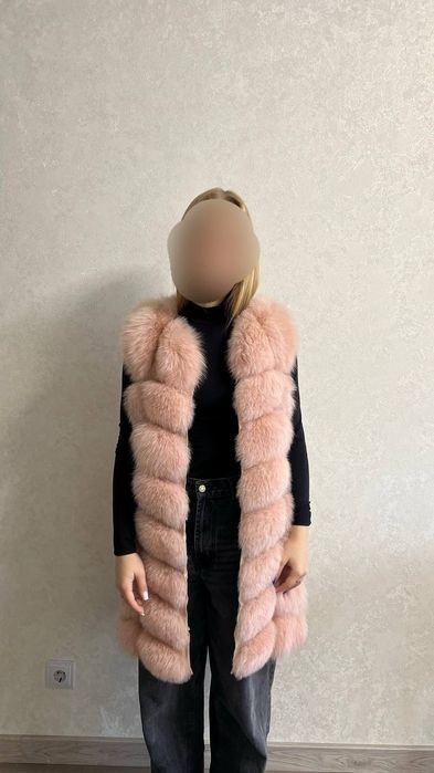 Хутрова жилетка пудрового кольору