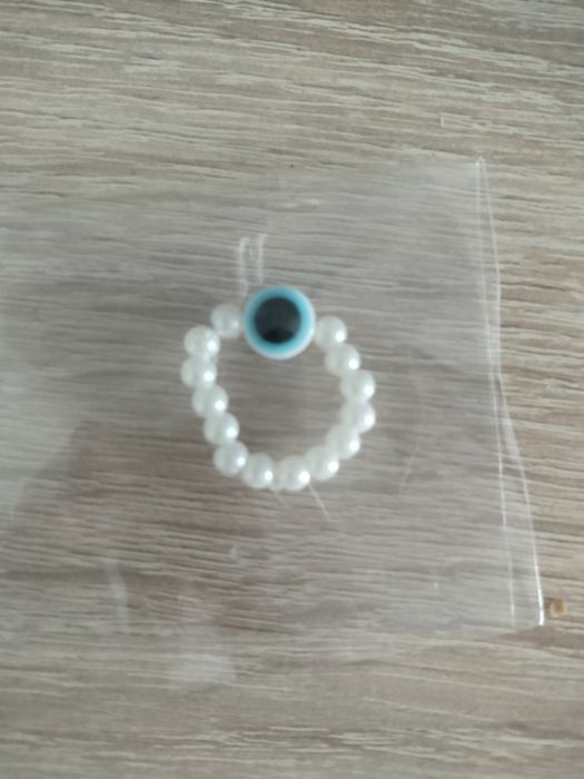 Prześliczny pierścionek z okiem.