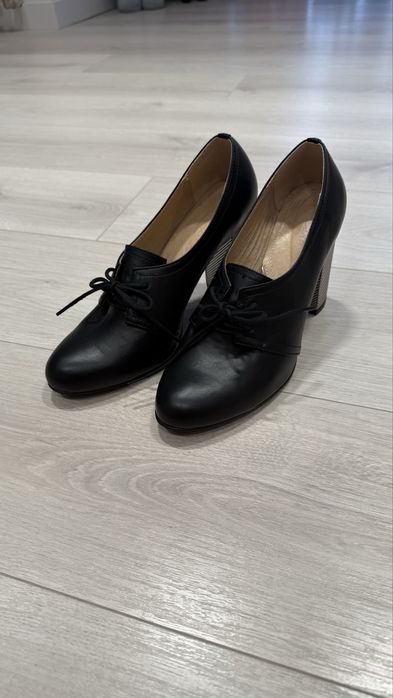 Туфлі шкіряні на каблуці 39 розмір