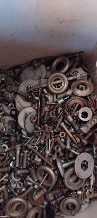 Болти гайки метизи великі і маленькі