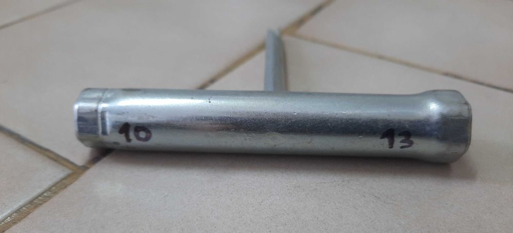 Chave tubular em T e ponta Philips