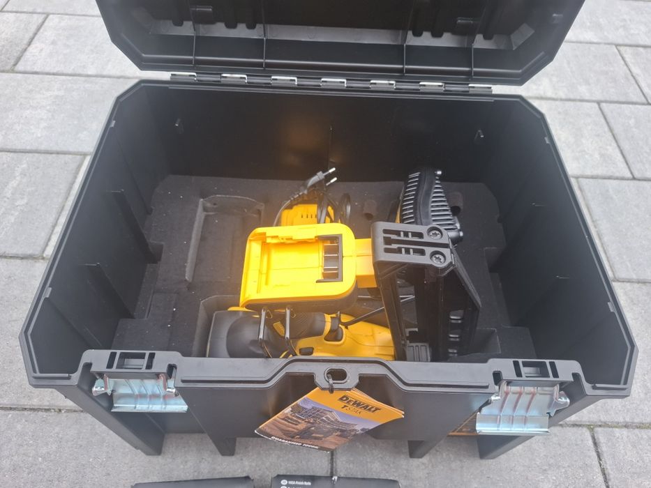 Gwoździarka DeWALT. DNC660NT. Z baterią i ładowarką.