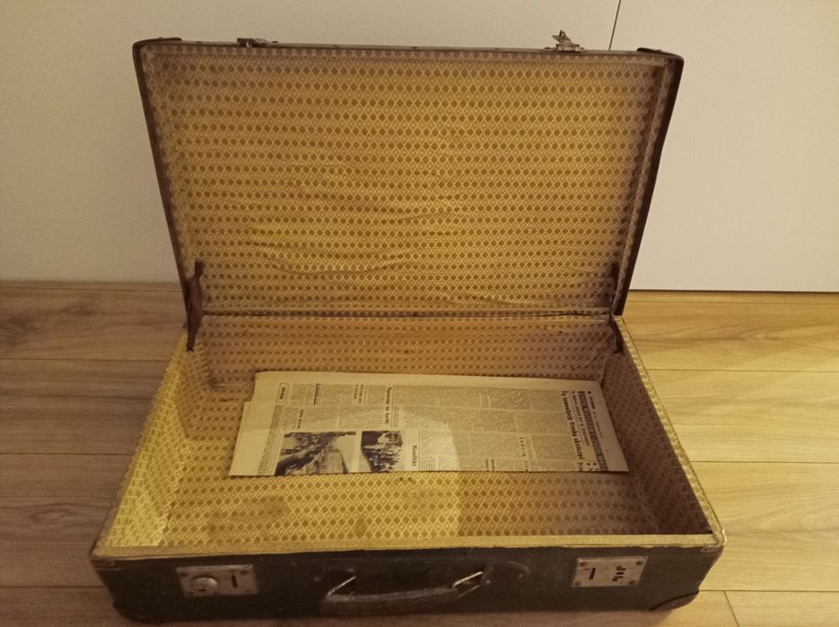 Stara walizka PRL