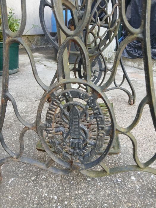 Base de máquina de costura vintege SINGER em ferro fundido