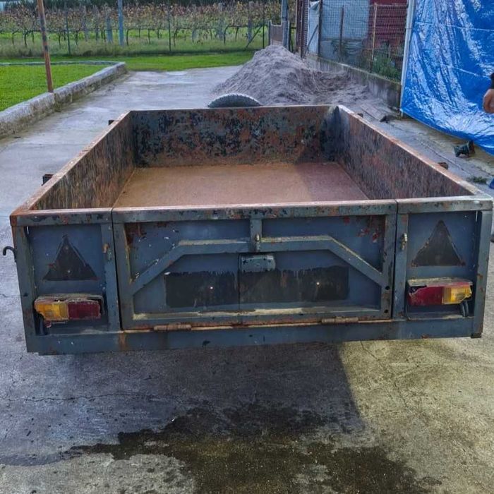 Reboque Automóvel com Pneu Suplente